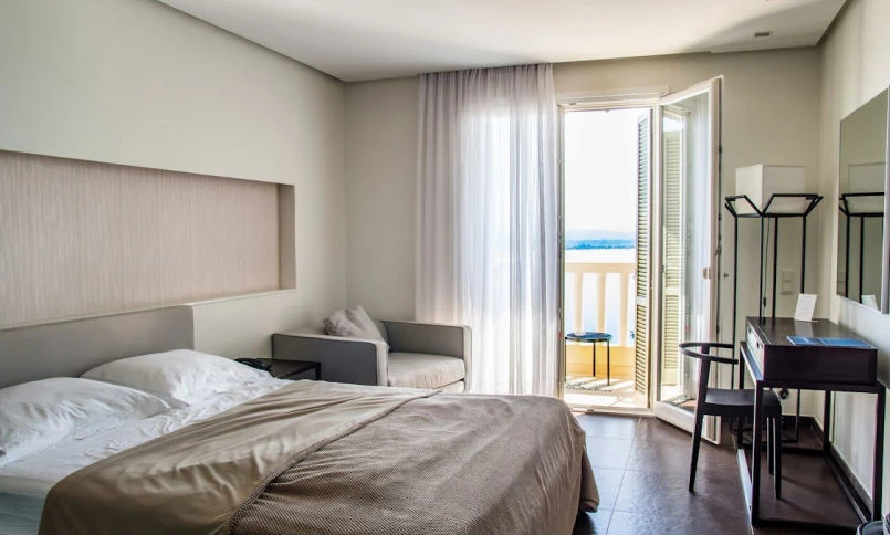 Hotels & Leisure
